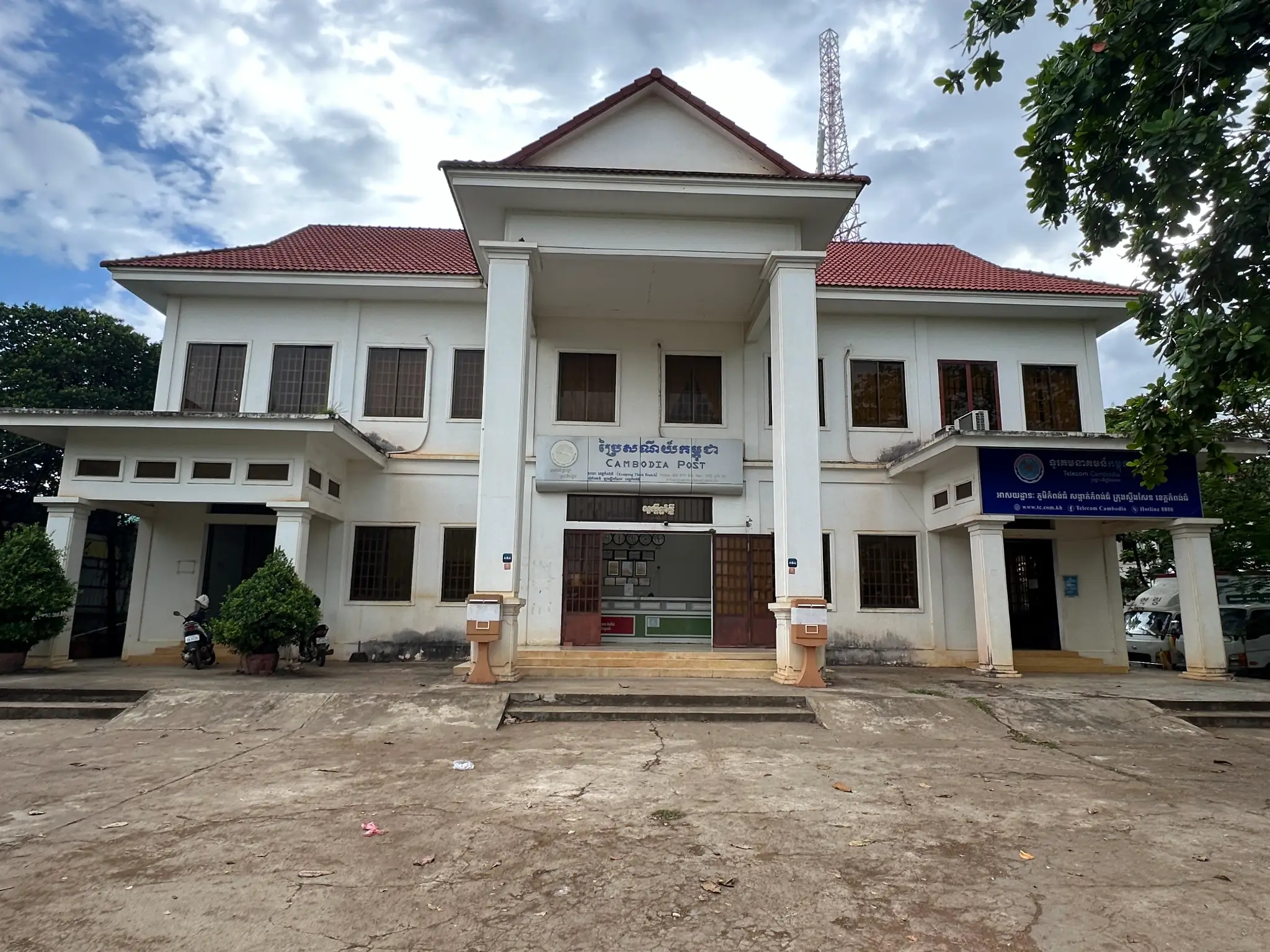 ប្រជាពលរដ្ឋកំពុងទទួលសេវាសាធារណៈ
